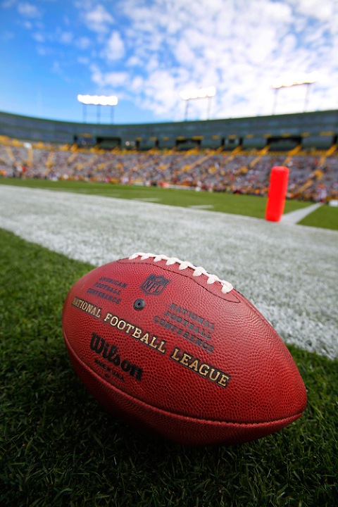 A Green Bay Packers cheerleader is seen before an NFL football game against  the Buffalo Bills Sunday, Sept. 19, 2010, in Green Bay, Wis. (AP Photo/Mike  Roemer Stock Photo - Alamy